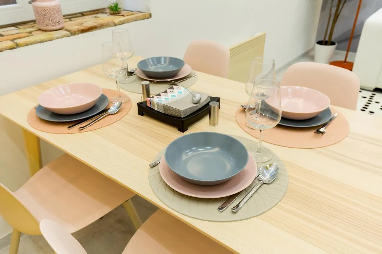 Pastel Paradise With A Ray Of Sunshine Boedapest Appartement